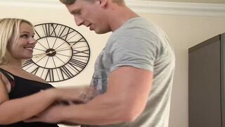 Stepsis tempts stepbro with intense sex and expert oral😜