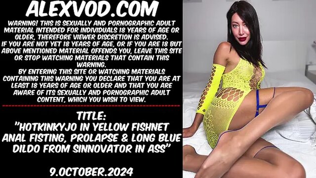 Blue dildo stretches Hotkinkyjo's fishnet-clad ass