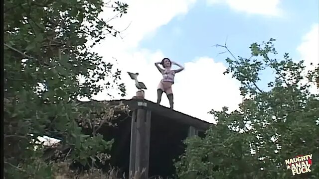 Two guys see hot chick dancing, decide to fuck her