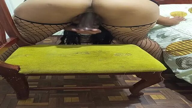 Latina MILF jacks off in chair and crams it with her big ass