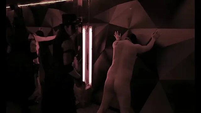 French domina Claudiacuir fists and stretches her submissive in Paris