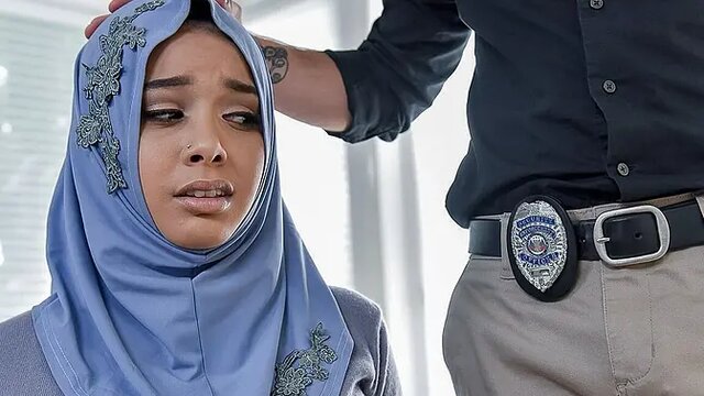 Curvy hijab babe gets her round ass fucked