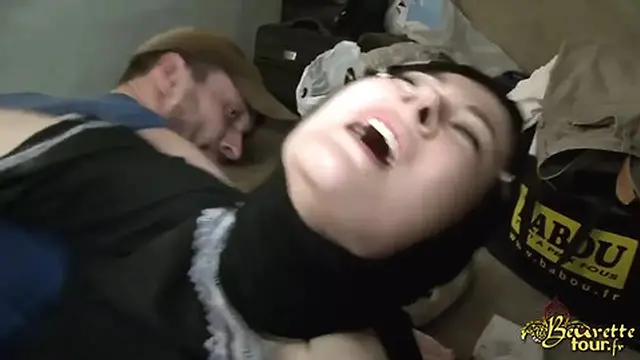 Beurette dans un gangbang chaud au fond d′un garage