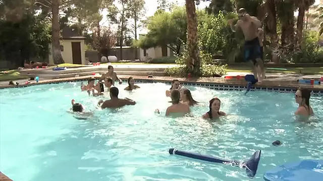 Adrianna Luna and Mia Gold receive a deep anal👌 session