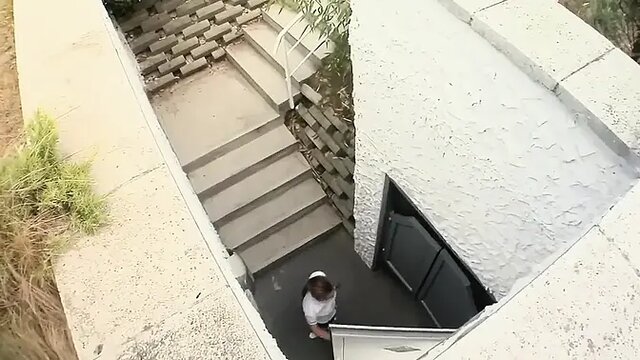 Jenny's wet pussy enjoys pounded outdoors