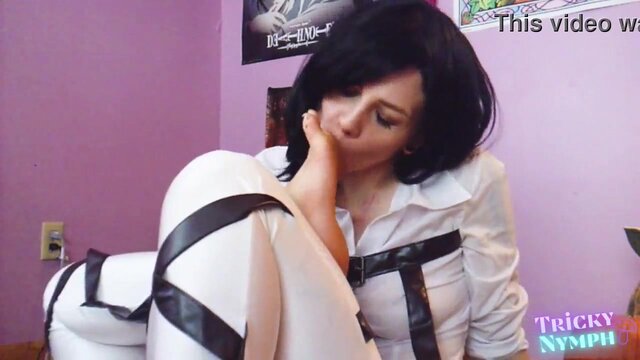 SonderSyren's huge ass fuels fevered cosplay comp on webcam