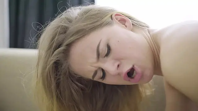 Blonde girlfriend enjoys deep anal👌 pleasure